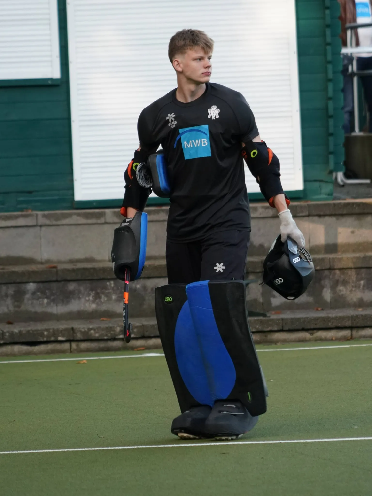 Emil in voller Torwart-Ausrüstung auf dem Hockeyplatz