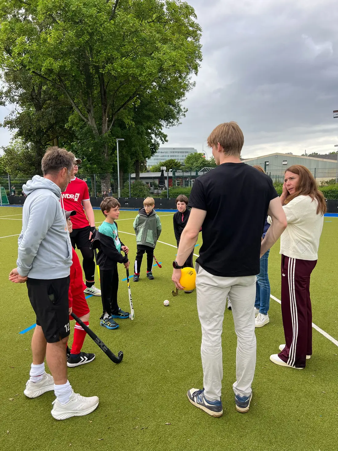 Gruppentraining im Freien auf dem Sportplatz