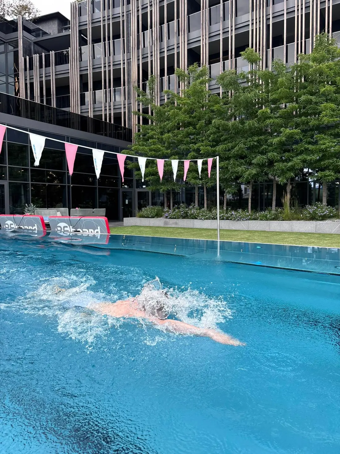 Schwimmtraining im Freien, begleitet über Online-Coaching